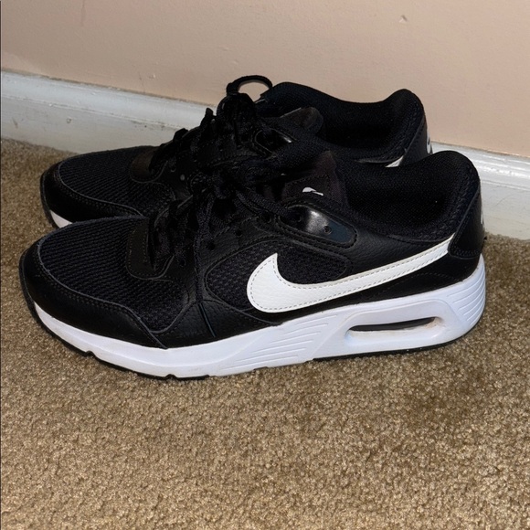 Nike Black and White women’s Running Sneakers - Picture 2 of 6